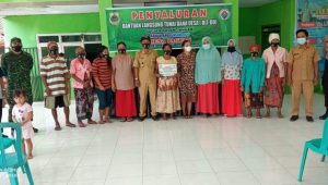 Kades Paguan Taman Krocok Serahkan Bantuan BLT DD Warga Terdampak Covid 19