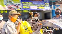 Kasat Lantas Polres Situbondo Berbagi Sembako dan Masker Saat Patroli