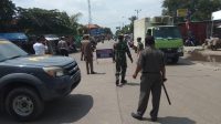 Bersama Satpol PP Dan Polsek, Koramil 08/Kronjo Operasi PPKM