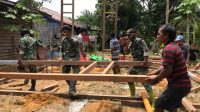 Satgas Yonif 407/PK Bersama Masyarakat Perbatasan Gotong Royong Bangun Rumah