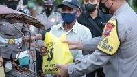 Ramadhan Berkah,Kapolres Situbondo Bagikan Sembako Kepada Abang Becak