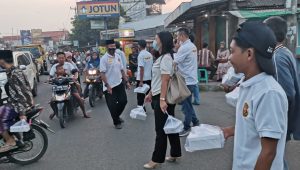 WN88 Sub Unit 02 Indramayu Bagikan 1000 bungkus ta’zil Jelang Buka Puasa Ramadhan
