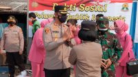 Polri Peduli Berikan Bantuan kepada Warga Slum Area yang Terdampak Covid
