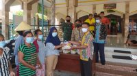 Pemdes Mekargading Bagikan 350 Bingkisan Sembako Bagi Para Jompo Dan Anak Yatim