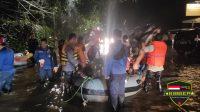 Tim SAR Batalyon C Brimob Polda Netri Jaya Evakuasi Puluhan Korban Banjir Kali Krukut Wilayah Kemang Jakarta Selatan