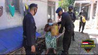Satbrimob Polda Jatim Kompi 3/B Pelopor Blusukan Kerumah Warga Bagikan Sembako