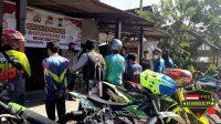 Sambut HUT Bhayangkara ke 75, Polsek Grujugan Gandeng Komunitas Trail Bagi Sembako Dan Masker