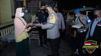 Laksanakan Patroli PPKM Level 4, Kapolres Situbondo Beri Bantuan kepada PKL