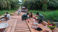 Tetap Patuhi Prokes, Personel Satgas Yonif 144/JY Gotong royong Pembuatan Jembatan di Perbatasan