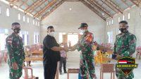 Satgas Yonif 144/JY Berikan Bantuan Masker dan Alkitab di Gereja GKE dan Gereja Nafiri Batas Negeri