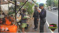 Peduli Warga Terdampak Covid 19 Satbrimob Polda Jatim Kompi 3/B Bondowoso Bagikan Beras