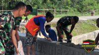 Jelang HUT Satuan, Jalan Masuk Pos KM Satgas Yonif 403/WP Dapat Bantuan Perkerasan Dari Warga Perbatasan