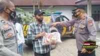 Akp.Agus Ruhimat Kapolsek Cibeber – Cikotok Bagikan Beras Kepada Ratusan Warga, Pedagang dan Sejumlah Pengemudi Ojeg