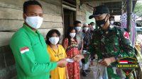 Sosialisasikan Prokes dan Pembagian Masker Satgas Yonif 144/JY di Perbatasan