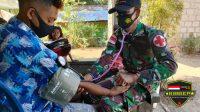 Satgas Pamtas Yonarmed 6/3 Kostrad Door To Door Beri Layanan Kesehatan dan Edukasi Warga Patuhi Prokes