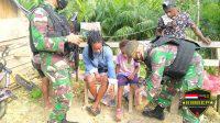 TNI Bagikan Pakaian dan Sepatu di Kampung Nyamuk Abepura, Papua