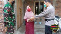 Bhabinkamtibmas Polsek Luragung Ringakan Beban Warga Bagikan Bansos Door to Door