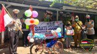 Kasat Lantas Polres Situbondo Beserta Jajaran Berikan Bantuan Kepada Anak Penjual Gorengan Yang Viral