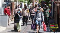 Dandim 1611/ Badung Beserta Kapolresta Antar Langsung Warga Menuju Isoter