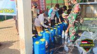 Minimalisir Penyebaran Covid-19, Babinsa 03/Haruyan Semprotkan Disinfektan