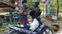 Satgas Yonif 512/QY Bagikan Masker Pada Masyarakat Yang Melintas Di depan Pos Perbatasan
