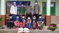 Bhabinkamtibmas Bagikan Bansos Terhadap Anak Yatim Dan Disabilitas.