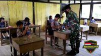 Tak Ingin Anak Perbatasan Tertinggal Pelajaran, Satgas Yonif 144/JY Bantu Mengajar