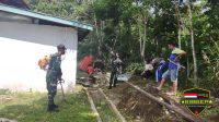 Anggota Satgas Yonif 144/JY melaksanakan Karya Bhakti Kantor Desa Bersama Warga di Perbatasan
