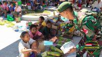Upaya Disiplinkan Prokes, Satgas Pamtas Yonarmed 6/3 Kostrad Bagikan Masker Gratis di Perbatasan
