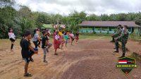 Personel Satgas Yonif 144/JY Ajak Olah Raga Siswa dan Patuhi Protokol Kesehatan