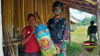Bantu Warga Perbatasan Di Tengah Pandemi, Satgas Yonmek 403 Bagikan Sembako