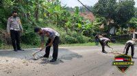 Giat Unit Laka Satlantas Polres Pandeglang Bersihkan Matrial Coran Karena Di Sinyalir Penyebab Sering Terjadinya Kecelakaan