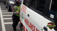 Personil Iantas Polsek Pandeglang membantu Mobil Ambulance Yang Mogok