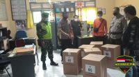 Kasie humas Polsek Pandeglang laksanakan pengawalan kotak suara ke 6 TPS di Desa dan Kecamatan Mandalawangi