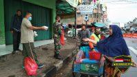 Peduli Dengan Warga, Prajurit Korem 064/MY Berbagi Nasi Bungkus