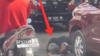 Pria Berseragam Cokelat Diduga Aniaya Kakek hingga Tersungkur di Jalanan