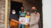 Kapolres Pandeglang Bagikan Sembako Ke Warga