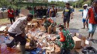 TNI – Polri beserta Masyarakat Musnahkan 2760 Botol Miras di Jalan Trans Jayapura-Wamena