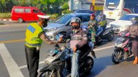 Satlantas Polresta Tangerang Bagi-Bagi Masker dan Imbau Patuh Dalam Berlalu Lintas