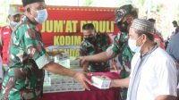 Jum’at Peduli Kodim 0410/KBL, Bagikan Nasi Kotak dan Terapkan Prokes di Masjid Al-Muhajirin
