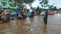 Cegah Kemacetan Karena Banjir, Babinsa bersama Camat, Lurah, Bhabinkamtibmas dan Warga Bantu Kelancaran Arus Lalu Lintas