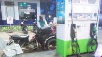 Diduga Salahi Aturan,Oknum Petugas SPBU 34.45214 Minta No Hp Pengemudi Kendaraan Syarat Pengisian BBM Jenis Solar Dan Melayani Dengan Dergen