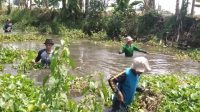 Kades Ade Nanto Ceburkan Diri Bersihkan Sampah Di Sungai Prawira Sudimampir Lor Indramayu
