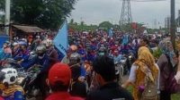 Buruh Demo Tolak UMK 2022, Aktivis : Yuk Bersyukur, Pengangguran Ngantri Ingin Kerja