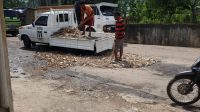 Warga Keteguhan Perbaiki Jalan RE Martadinata Menggunakan Sabes