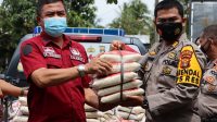 Polres Lamsel Berikan Bantuan Kepada Korban Banjir di Desa Talang Baru-Sidomulyo