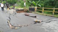 Jembatan jalan penghubung pesawaran  Ambruk di Terjang Banjir
