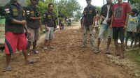 Ormas PERPAM DPC Cikeusik Gotong Royong Perbaiki Jalan Rusak