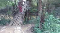 Jembatan Dari Bambu dan Jalan Yang Licin di Kampung Cirametuk Cibaliung Belum Ada Sentuhan Pemerintah