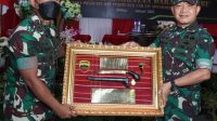 Didatangi Kasad, Danyonarmed 2/105 Trk/KS Berikan Cenderamata Unik